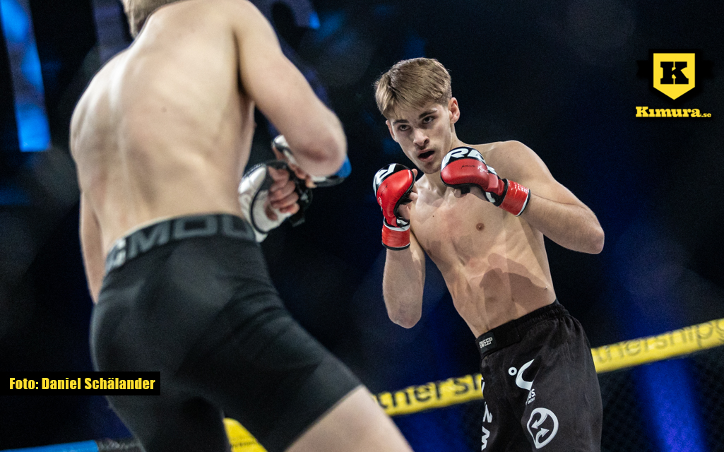 Liam Pitts i buren med Noah Hedenberg Persson