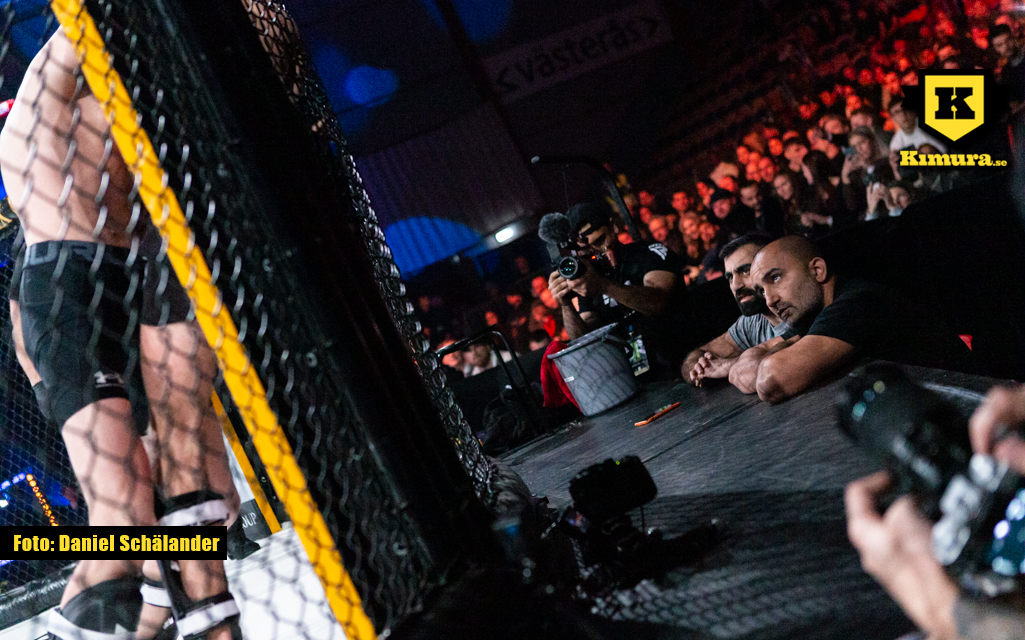 Liam Pitts får tips från coacherna Andreas Michael och Mohammad Babadivand